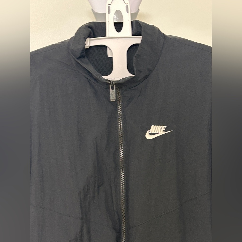 WOMEN'S NIKE SPORTSWEAR ESSENTIAL WINDRUNNER WOVEN JACKET - Picture 5 of 10